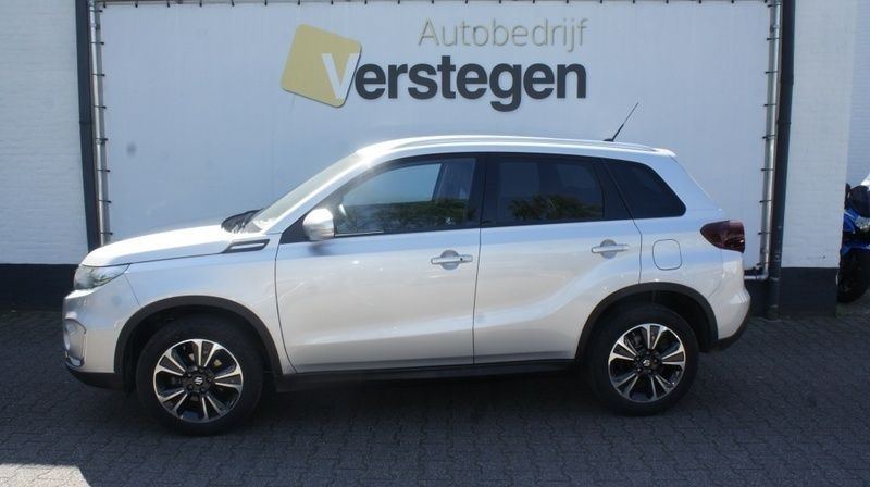 Zilver Gebruikt 2024 Suzuki Vitara Style SUV | € 26.450 (Eerlijke prijs) - Afbeelding 1/4
