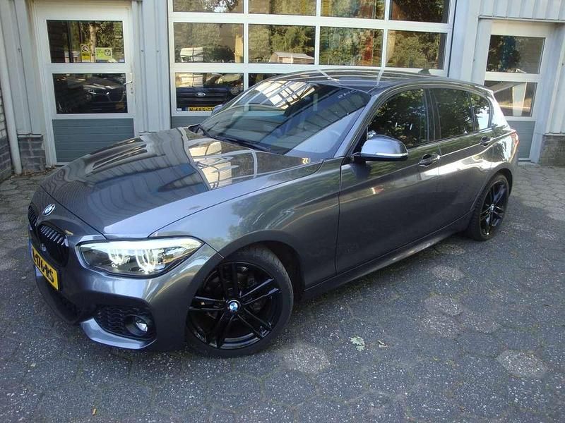 Grijs Gebruikt 2019 BMW 118 Executive Hatchback | € 16.750 (Super prijs) - Afbeelding 1/4