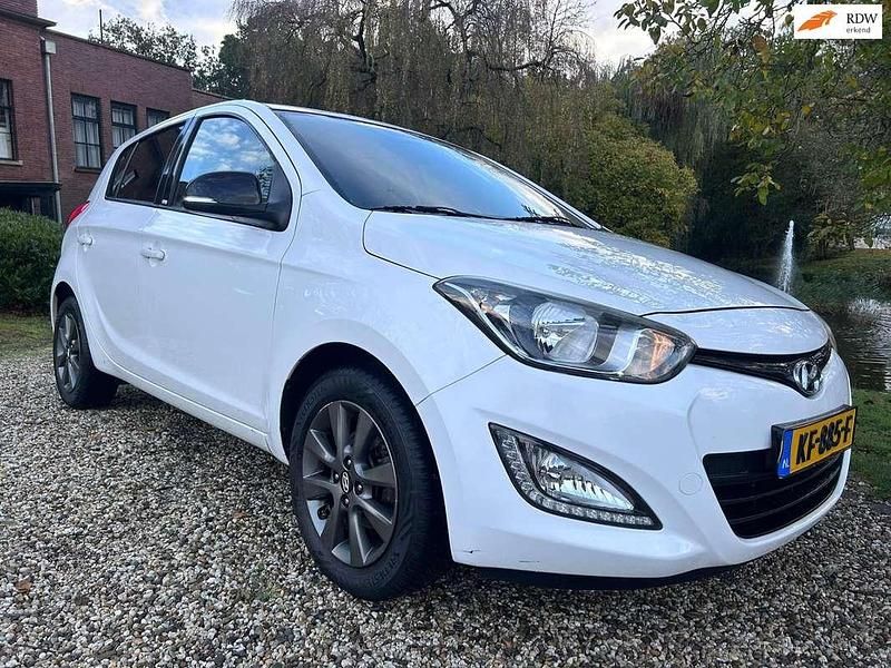 Wit Gebruikt 2015 Hyundai i20 Hatchback | € 6.999 (Goede deal) - Afbeelding 1/4