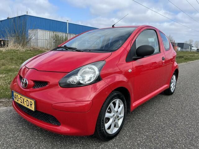 Rood Gebruikt 2006 Toyota Aygo Hatchback | € 1.995 (Eerlijke prijs) - Afbeelding 1/4