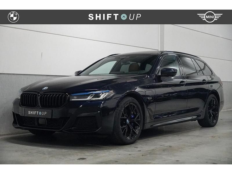 Zwart Gebruikt 2022 BMW 530 M Sport Stationwagen | € 41.940 (Iets duurder) - Afbeelding 1/3