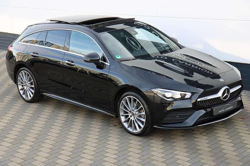 Zwart (metallic) Gebruikt 2022 Mercedes CLA250e Shooting Brake AMG line Stationwagen | € 30.945 (Goede deal) - Afbeelding 1/4