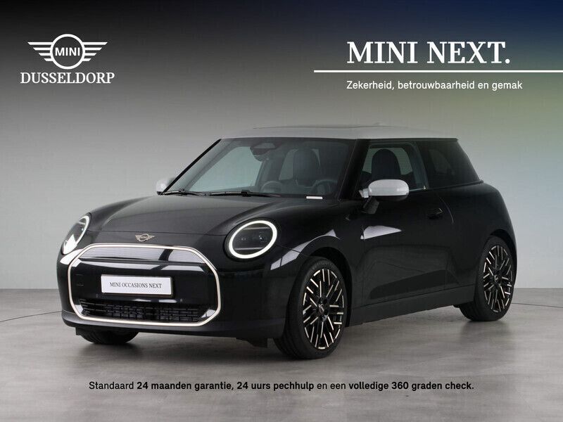 Zwart, metallic lak Gebruikt 2024 Mini Cooper Favoured Hatchback | € 29.950 - Afbeelding 1/4