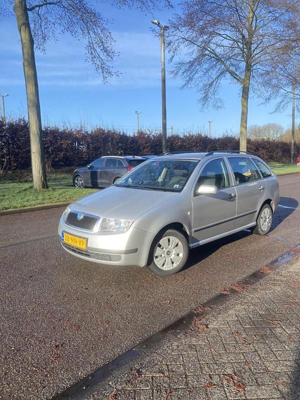 Grijs Gebruikt 2004 Skoda Fabia Stationwagen | € 1.000 - Afbeelding 1/4
