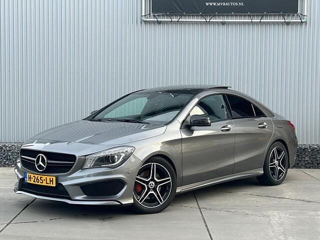 Grijs (metallic) Gebruikt 2013 Mercedes CLA250 Edition 1 Sedan | € 14.950 (Goede deal) - Afbeelding 1/4