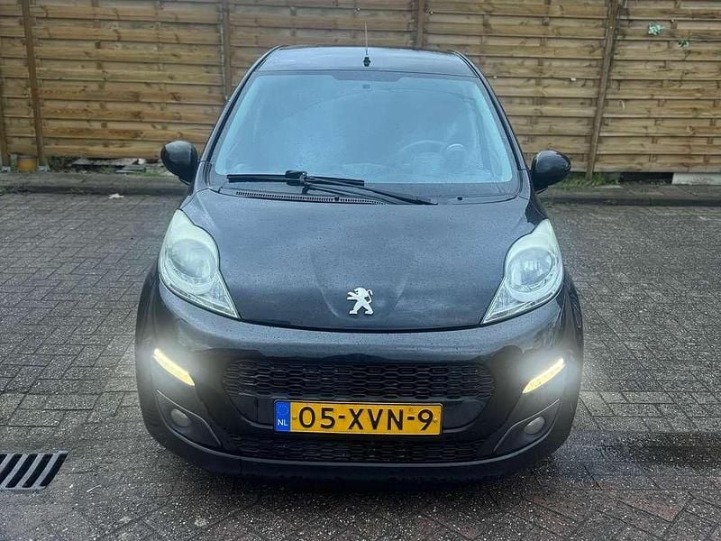 Zwart Occasion 2012 Peugeot 107 Envy Hatchback | € 3.500 (Eerlijke prijs) - Afbeelding 1/4