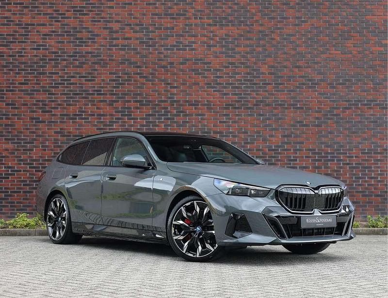 Grijs Gebruikt 2025 BMW 550e Comfort Edition Stationwagen | € 105.950 (Eerlijke prijs) - Afbeelding 1/4