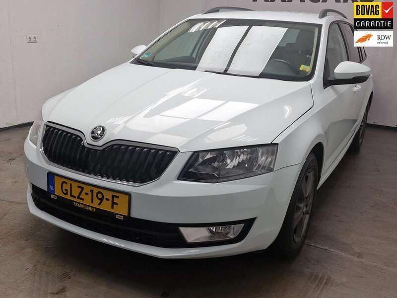 Wit Gebruikt 2016 Skoda Octavia Ambition Stationwagen | € 12.995 (Eerlijke prijs) - Afbeelding 1/4