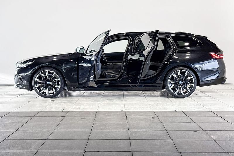 Occasion BMW 530e Shadowline 299 PK (219 kW) 2024 Saphirschwarz metallic (zwart metallic) Stationwagen