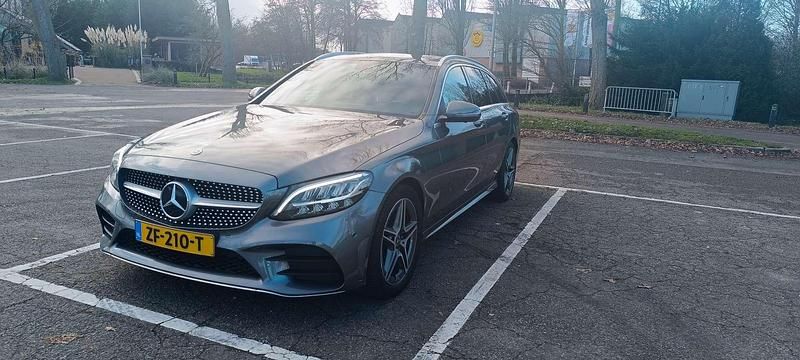 Grijs (metallic) Gebruikt 2019 Mercedes C180 Business Stationwagen | € 20.000 (Eerlijke prijs) - Afbeelding 1/4