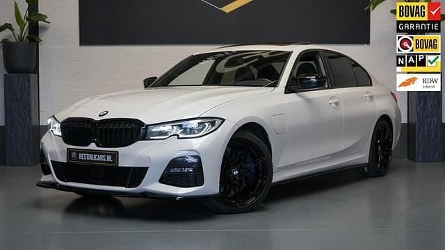 Wit Gebruikt 2020 BMW 330 Shadowline Sedan | € 39.950 (Duur) - Afbeelding 1/4