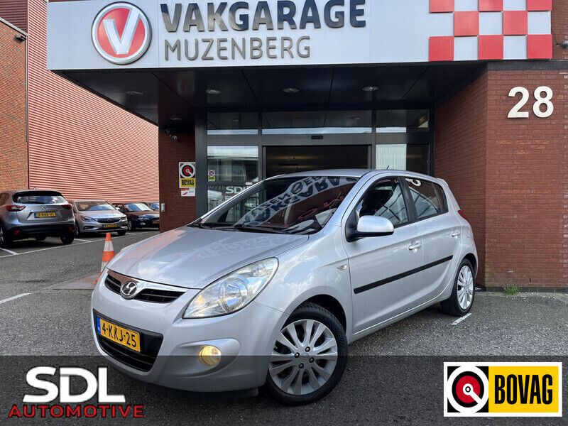 Grijs Gebruikt 2013 Hyundai i20 Hatchback | € 4.945 (Eerlijke prijs) - Afbeelding 1/4