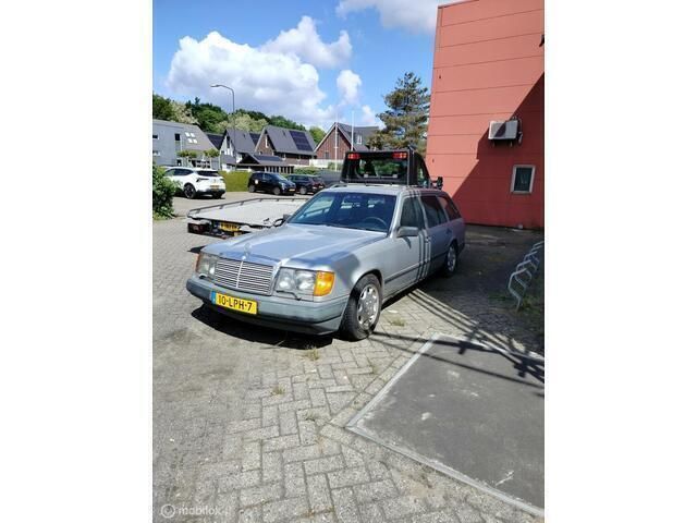 Grijs Gebruikt 1985 Mercedes E230 Stationwagen | € 4.000 - Afbeelding 1/1