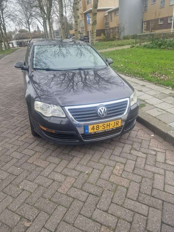 Zwart Gebruikt 2006 VW Passat Trendline Sedan | € 1.500 (Goede deal) - Afbeelding 1/4