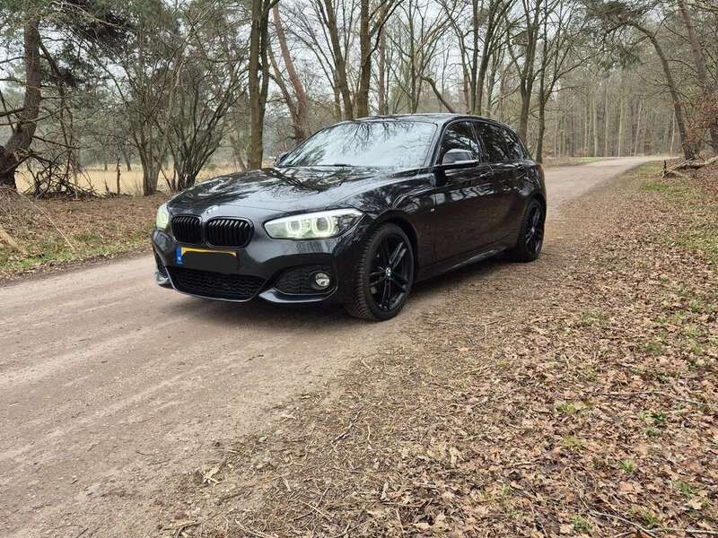 Zwart Gebruikt 2018 BMW 120 Executive Hatchback | € 22.000 (Iets duurder) - Afbeelding 1/4