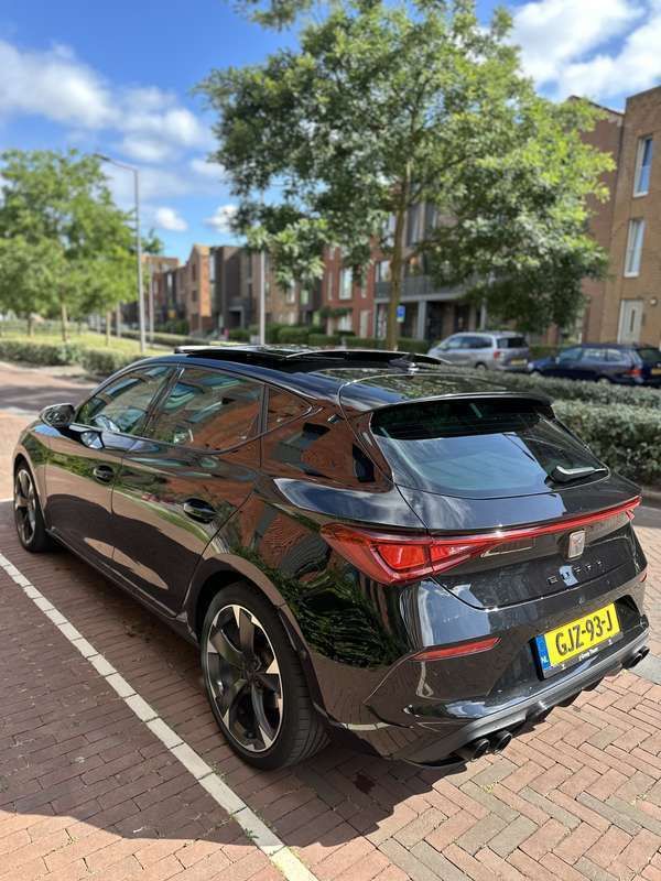 Zwart Gebruikt 2023 Cupra Leon Stationwagen | € 28.000 (Eerlijke prijs) - Afbeelding 1/4