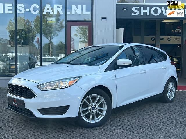 Wit Occasion 2015 Ford Focus Ghia Hatchback | € 8.499 - Afbeelding 1/4