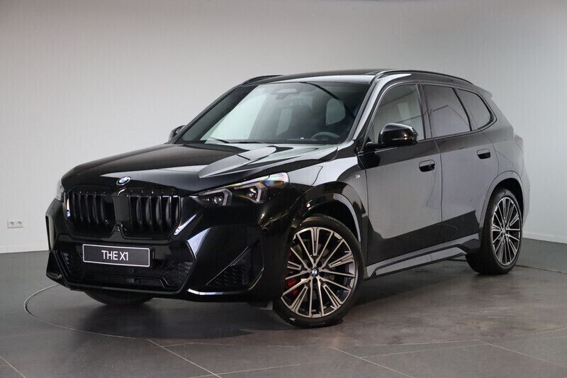 Zwart Nieuw 2024 BMW X1 Executive SUV | € 81.839 (Duur) - Afbeelding 1/4