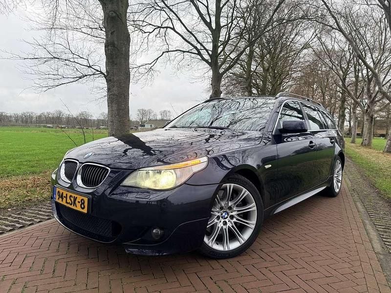 Blauw Gebruikt 2004 BMW 545 M Sport Stationwagen | € 5.950 (Eerlijke prijs) - Afbeelding 1/4