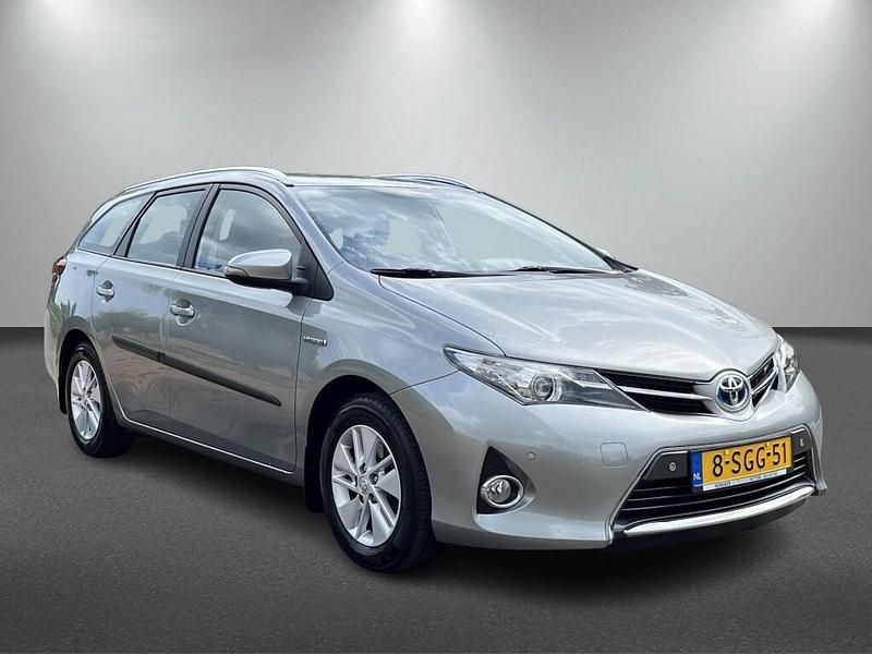 Grijs Gebruikt 2013 Toyota Auris Touring Sports Stationwagen | € 13.901 (Eerlijke prijs) - Afbeelding 1/3