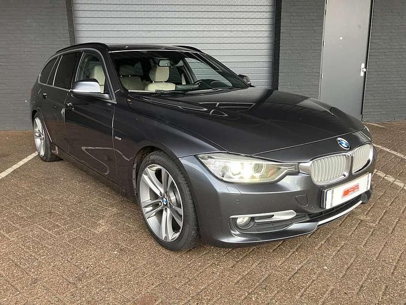 Grijs Occasion 2013 BMW 320 Comfort Edition Stationwagen | € 7.400 (Eerlijke prijs) - Afbeelding 1/4