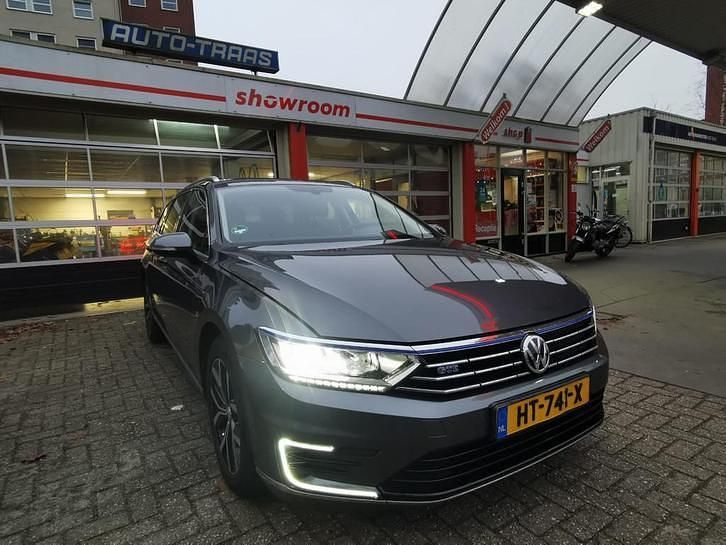 Grijs Occasion 2015 VW Passat Highline Stationwagen | € 10.950 (Goede deal) - Afbeelding 1/4