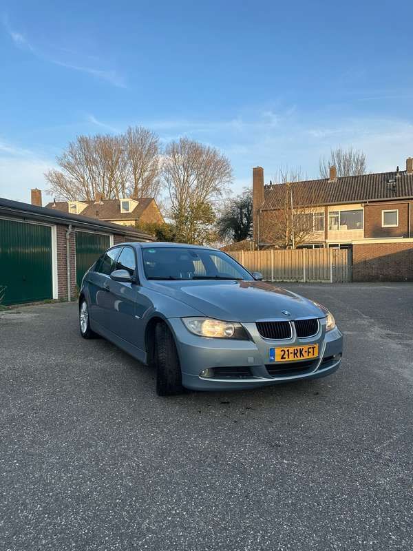 Grijs Gebruikt 2005 BMW 320 Sedan | € 2.800 - Afbeelding 1/4