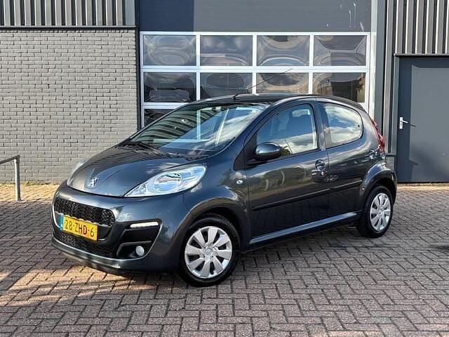 Grijs Gebruikt 2012 Peugeot 107 Active Hatchback | € 4.249 (Eerlijke prijs) - Afbeelding 1/4
