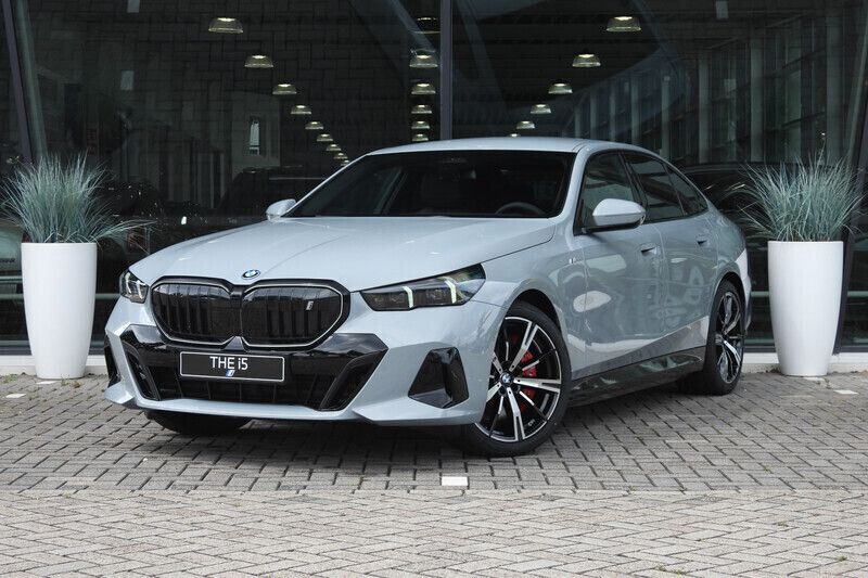 Grijs Nieuw 2025 BMW i5 M Sport Sedan | € 85.574 (Eerlijke prijs) - Afbeelding 1/4