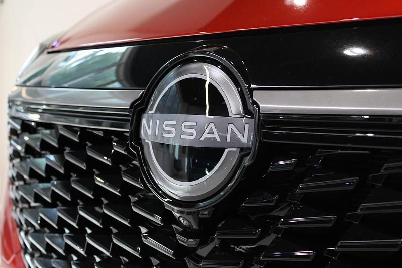 Nieuw Nissan Qashqai Tekna+ 158 PK (116 kW) 2025 Fuji red / zwart dak SUV