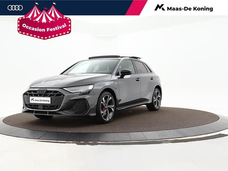 Grijs Nieuw 2025 Audi A3 Sportback e-tron Competition Sedan | € 49.740 (Iets duurder) - Afbeelding 1/4