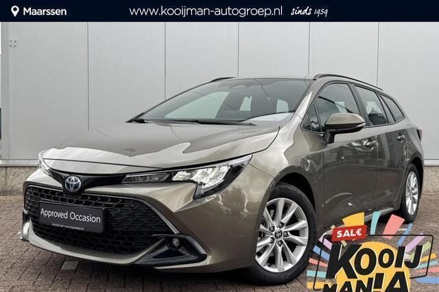 Groen, metallic lak Gebruikt 2024 Toyota Corolla Active Stationwagen | € 28.899 (Eerlijke prijs) - Afbeelding 1/4