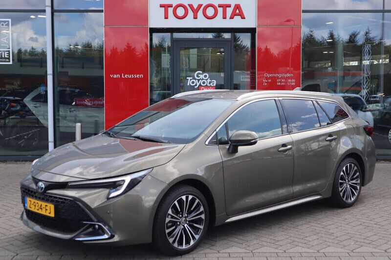 Groen Gebruikt 2024 Toyota Corolla Hybrid Stationwagen | € 32.400 - Afbeelding 1/4