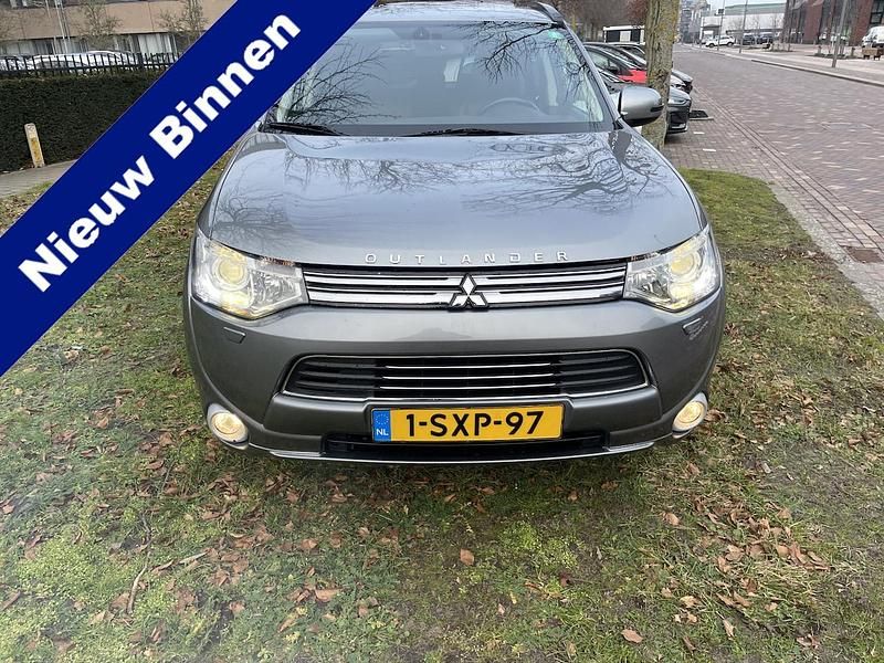 Grijs (metallic) Occasion 2013 Mitsubishi Outlander P-HEV Instyle SUV | € 8.500 (Eerlijke prijs) - Afbeelding 1/4