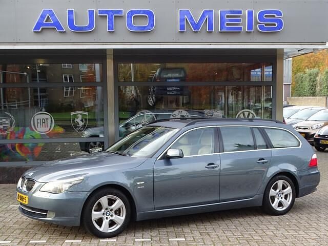 Blauw (metallic) Gebruikt 2009 BMW 525 Stationwagen | € 4.795 (Goede deal) - Afbeelding 1/4