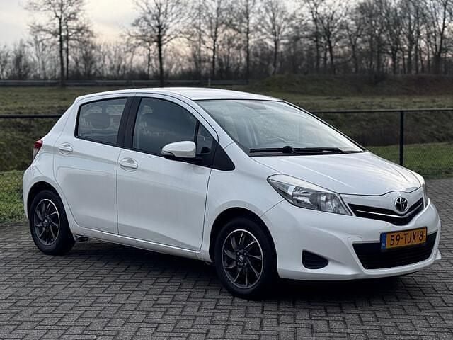 Wit Occasion 2012 Toyota Yaris Hatchback | € 5.399 (Eerlijke prijs) - Afbeelding 1/4