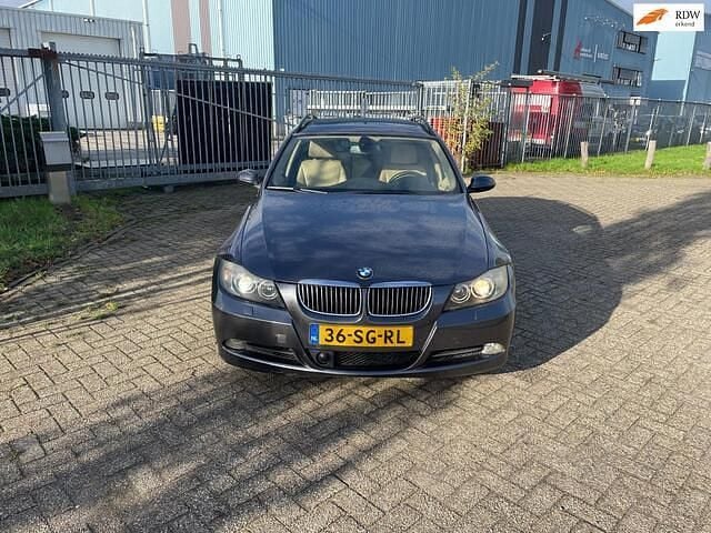 Grijs Gebruikt 2006 BMW 325 Executive Stationwagen | € 1.999 (Super prijs) - Afbeelding 1/4