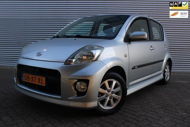Grijs Gebruikt 2007 Daihatsu Sirion Hatchback | € 4.750 - Afbeelding 1/4