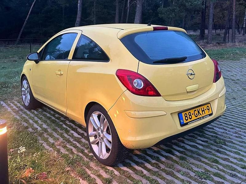 Occasion Opel Corsa Enjoy 80 PK (58 kW) 2008 Geel Hatchback