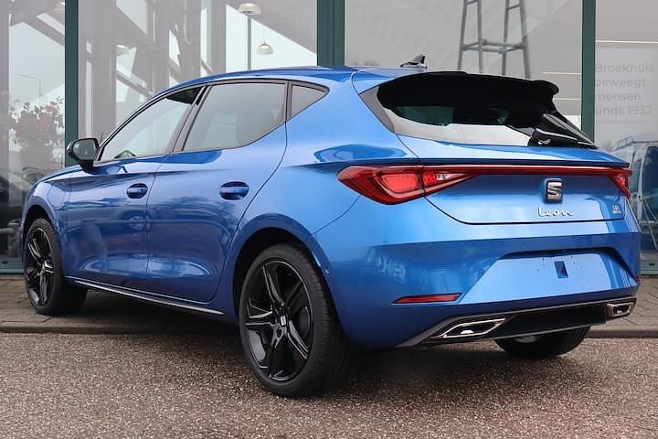 Nieuw Seat Leon Business 2025 Blauw (metallic) Hatchback