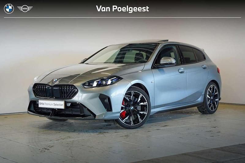Skyscraper grey metallic (grijs metallic) Gebruikt 2024 BMW 120 M Sport Hatchback | € 39.895 - Afbeelding 1/4