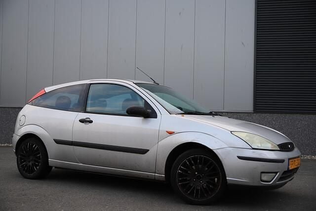 Zilver Occasion 2004 Ford Focus Futura Hatchback | € 650 (Goede deal) - Afbeelding 1/4