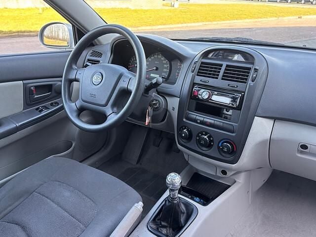 Occasion Kia Cerato LX 105 PK (77 kW) 2005 Grijs Hatchback