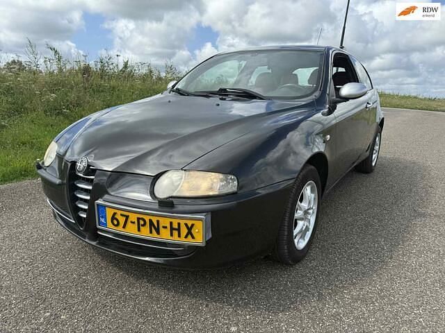 Zwart Gebruikt 2004 Alfa Romeo 147 Hatchback | € 1.795 (Duur) - Afbeelding 1/4
