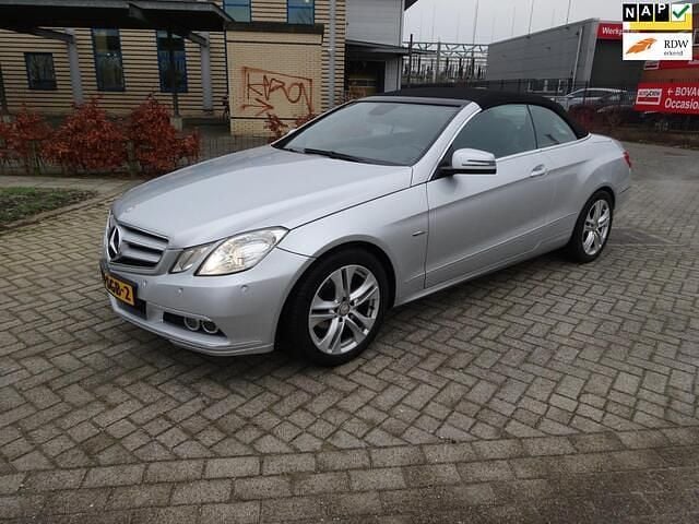Grijs (metallic) Occasion 2011 Mercedes E200 Avantgarde Cabriolet | € 12.950 (Goede deal) - Afbeelding 1/4