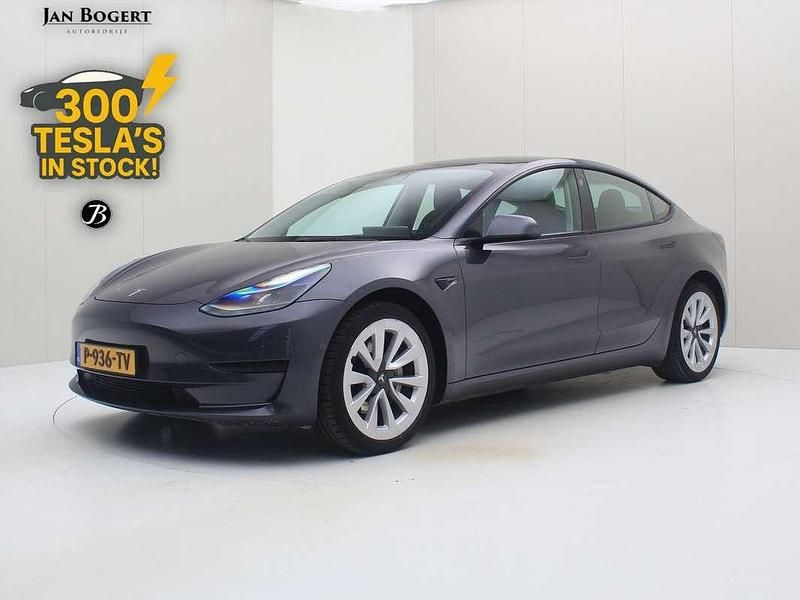 Grijs Gebruikt 2022 Tesla Model 3 Standard Range Sedan | € 27.900 (Eerlijke prijs) - Afbeelding 1/4