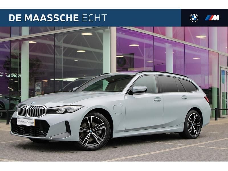 Grijs Gebruikt 2025 BMW 330e Comfort Edition Stationwagen | € 54.950 (Goede deal) - Afbeelding 1/4
