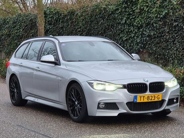 Grijs Occasion 2018 BMW 320 M Sport Stationwagen | € 19.999 (Eerlijke prijs) - Afbeelding 1/4