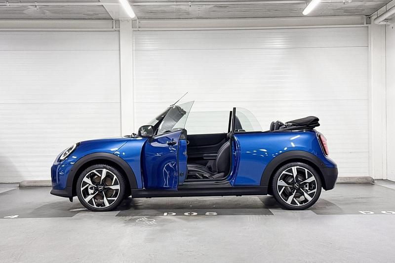 Nieuw Mini Cooper Cabriolet Favoured 163 PK (119 kW) 2025 Icy sunshine blue (c6l) (licht blauw) Cabriolet