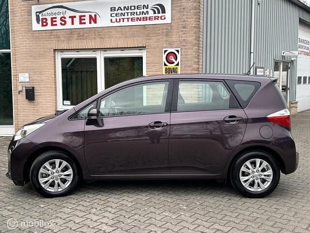 Paars Occasion 2011 Toyota Verso-S Comfort MPV | € 5.295 (Eerlijke prijs) - Afbeelding 1/4